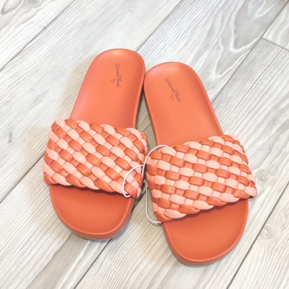 (62-1420)  Universal Thread  Polly Sandals Size 6.5